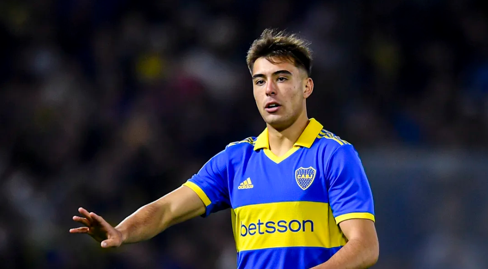 Media reveals Manchester United are in talks to sign Boca's young defender.